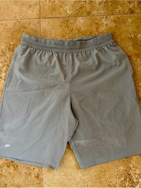 Fabletics Men's Athletic Shorts Fundamental Size M 9 Inseam Lined Pockets Gray